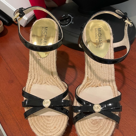 Michael Kors Bow Wedge Sandals - Picture 1 of 5